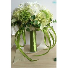 Mariée de chrysanthème de soie vert et blanc match ball tenant des fleurs