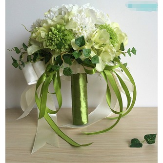 Mariée de chrysanthème de soie vert et blanc match ball tenant des fleurs - Page 1