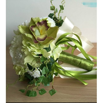 Mariée de chrysanthème de soie vert et blanc match ball tenant des fleurs - Page 2