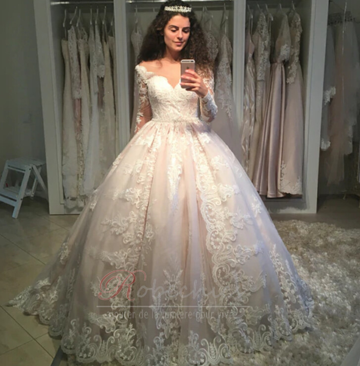 robechics.com lance une toute nouvelle gamme de 40 robes de mariée taille plus uniques