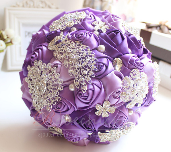 Décoration perle violet diamond wedding mariage photo mise en page créative tenant des fleurs