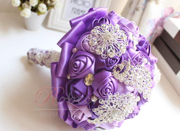 Décoration perle violet diamond wedding mariage photo mise en page créative tenant des fleurs